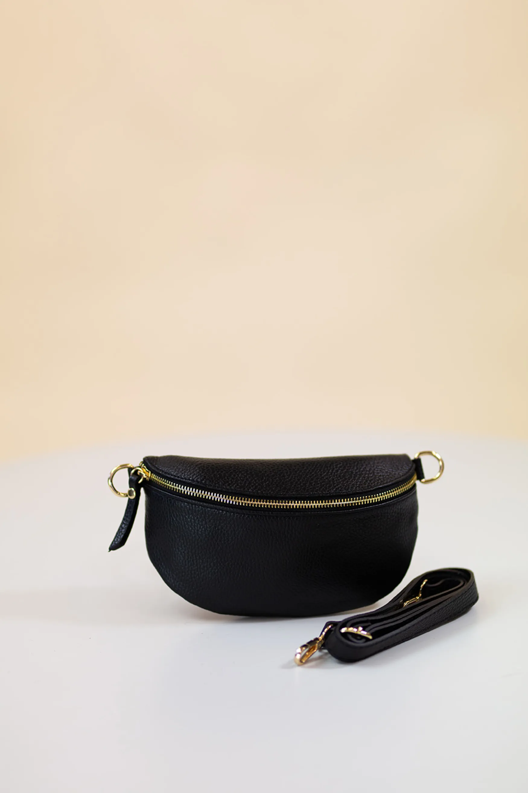 Online Peura Collection Carrie nahkalaukku M, musta/kulta