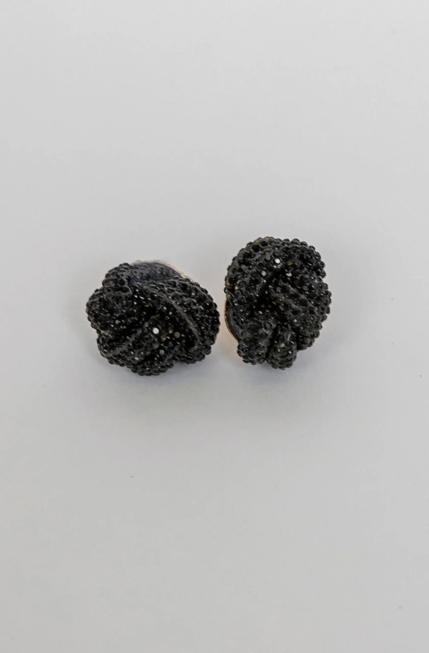 Outlet BOW19 details Carrie studs, black
