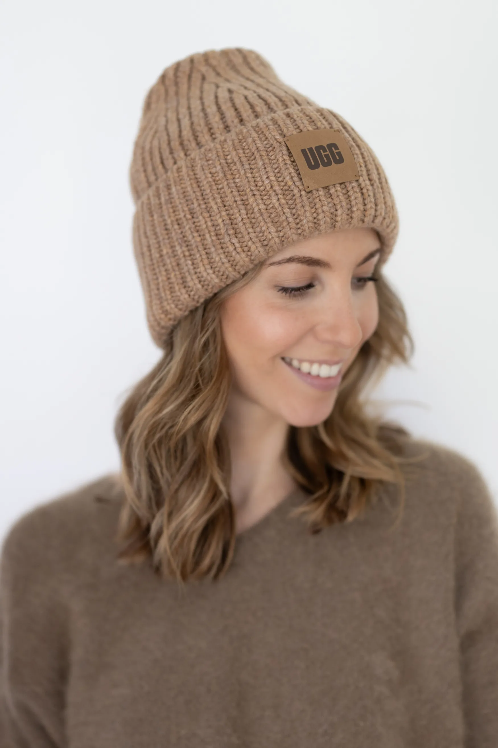Discount UGG Chunky rib beanie w logo, camel
