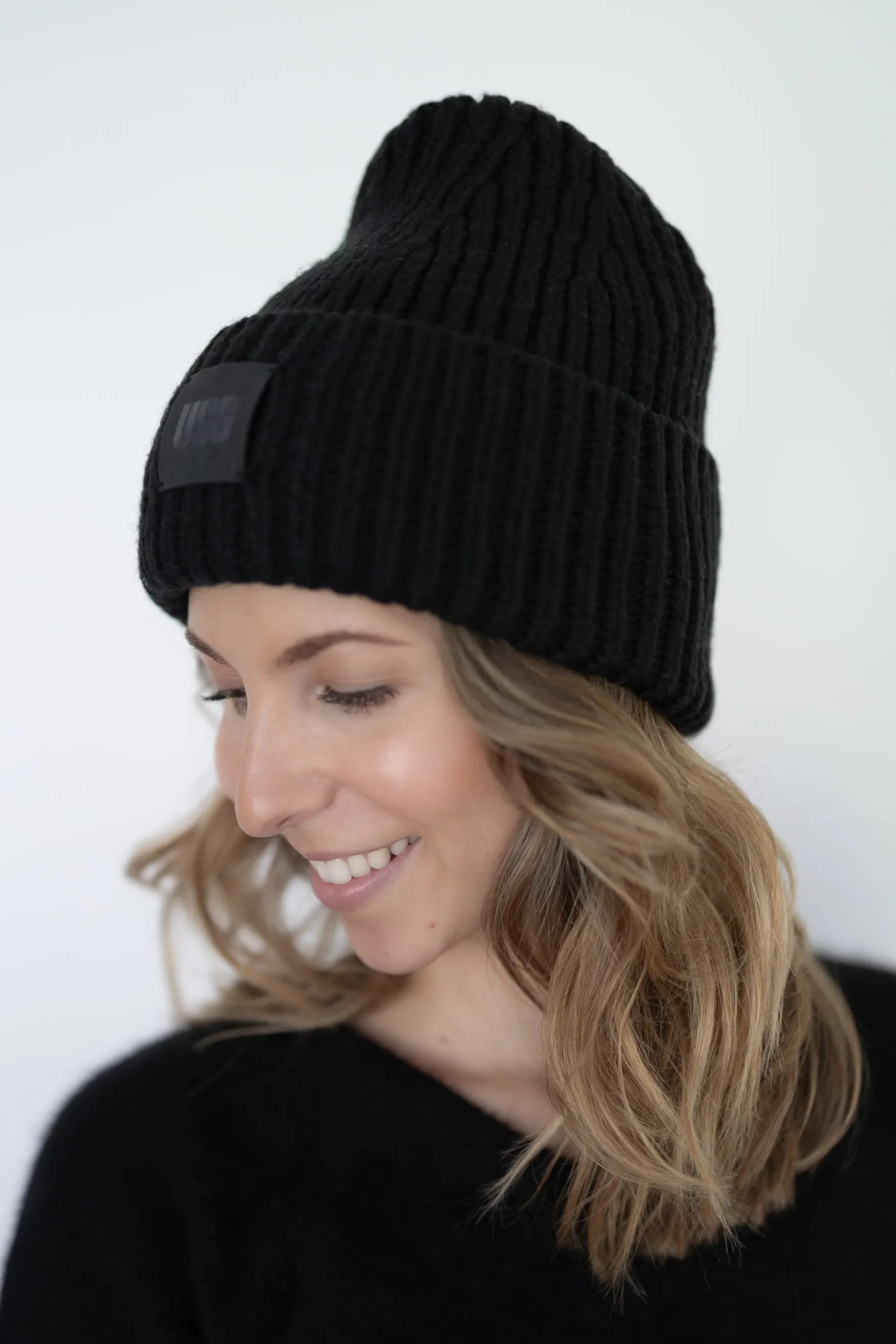 Online UGG Chunky rib beanie w logo, black