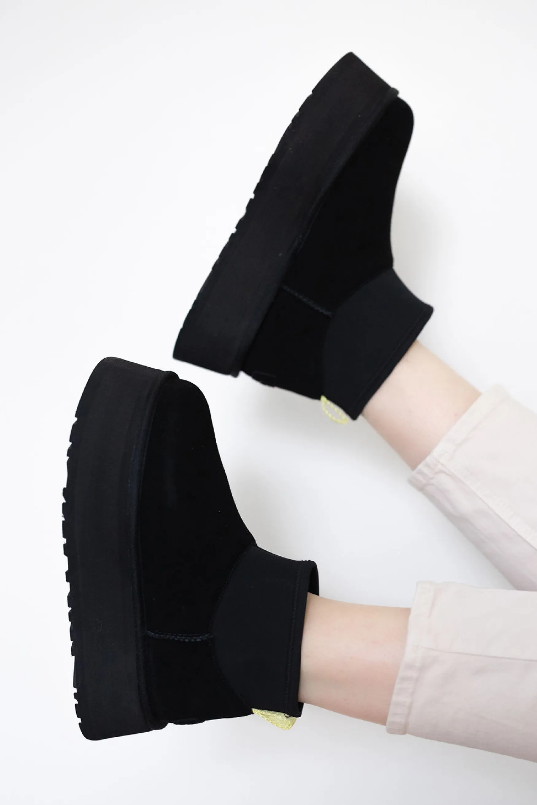 New UGG Classic mini dipper, black