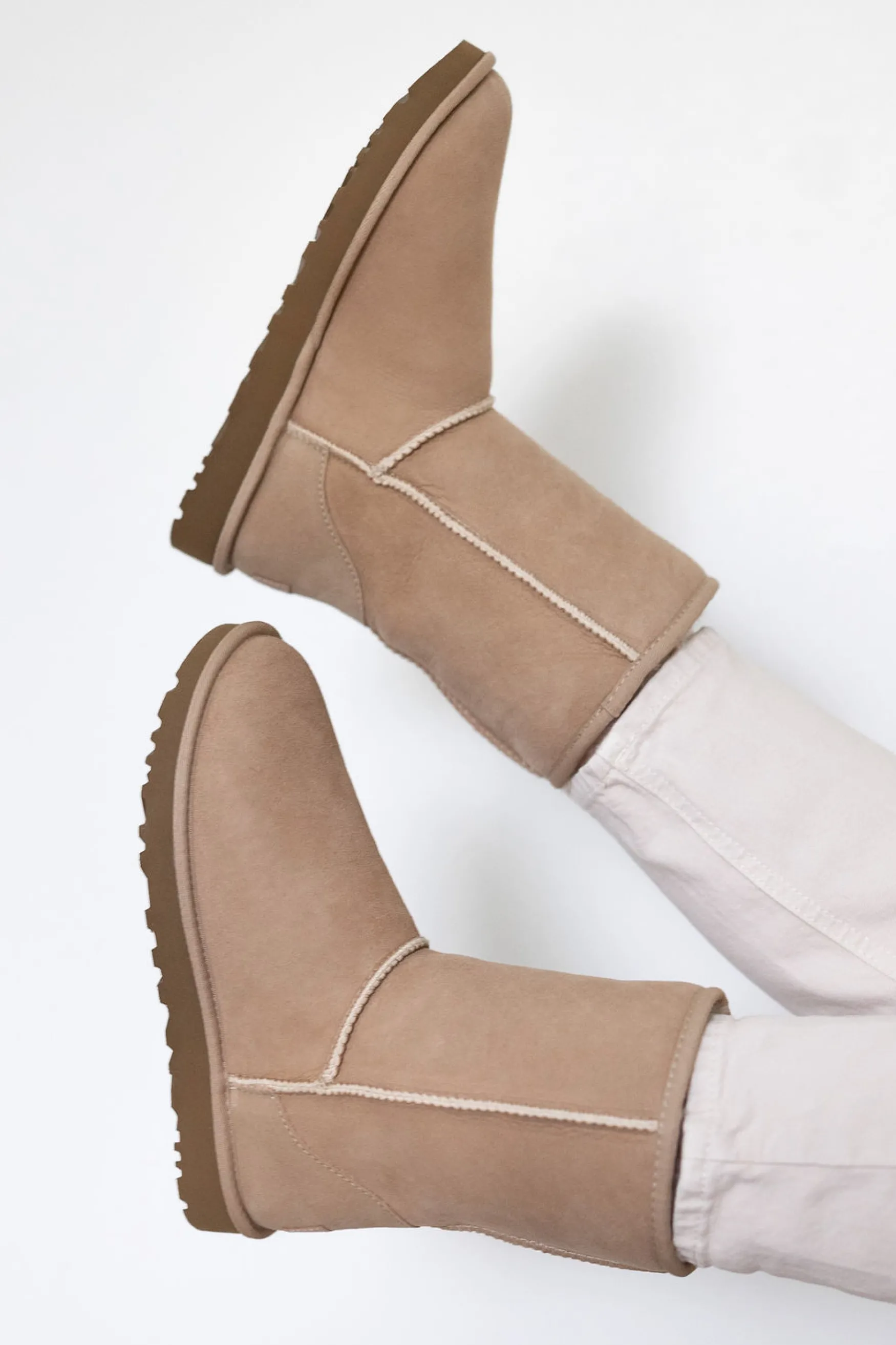 Fashion UGG Classic short II, sand