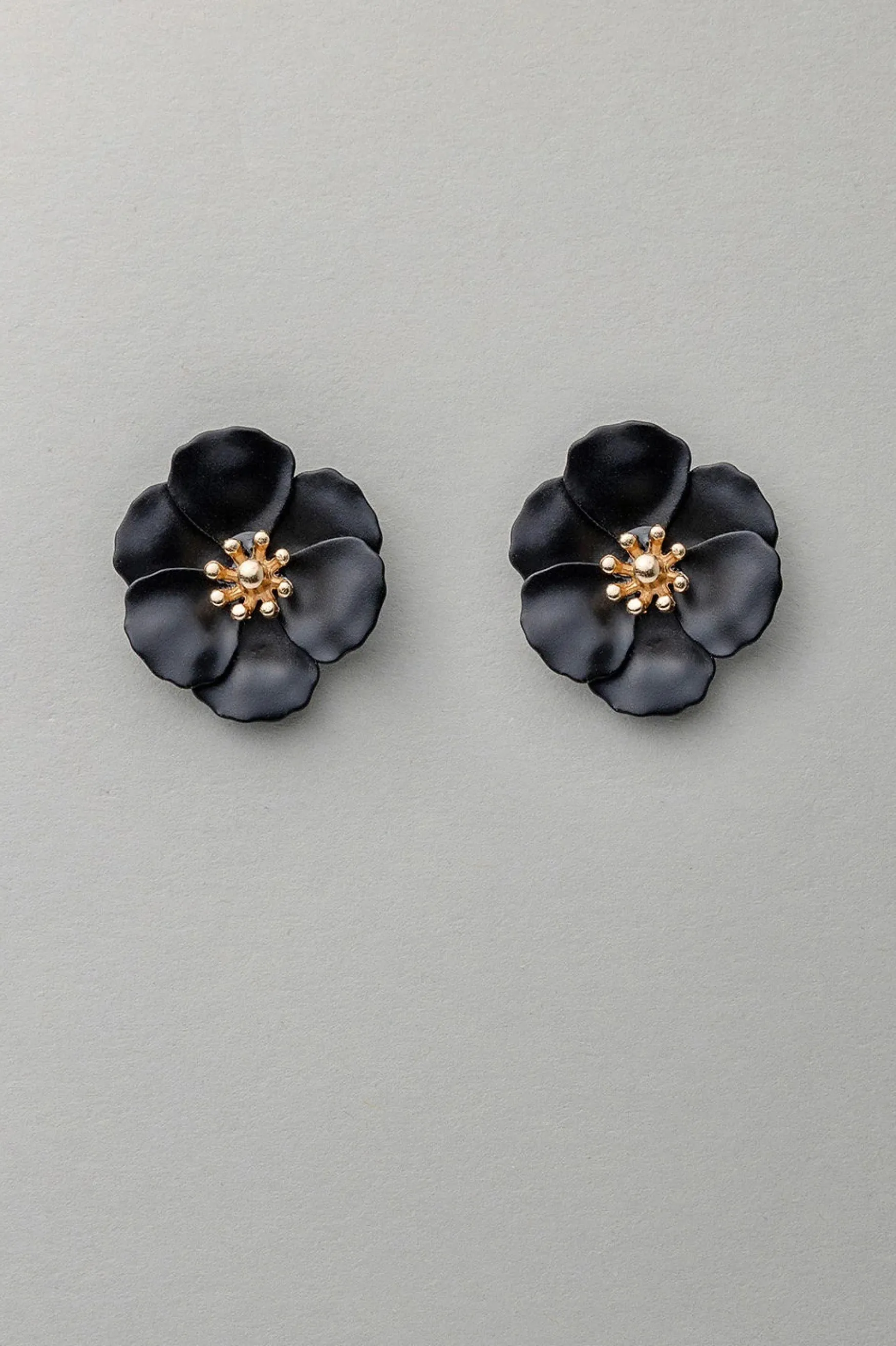 Fashion BOW19 details Flower small earrings, pearl black