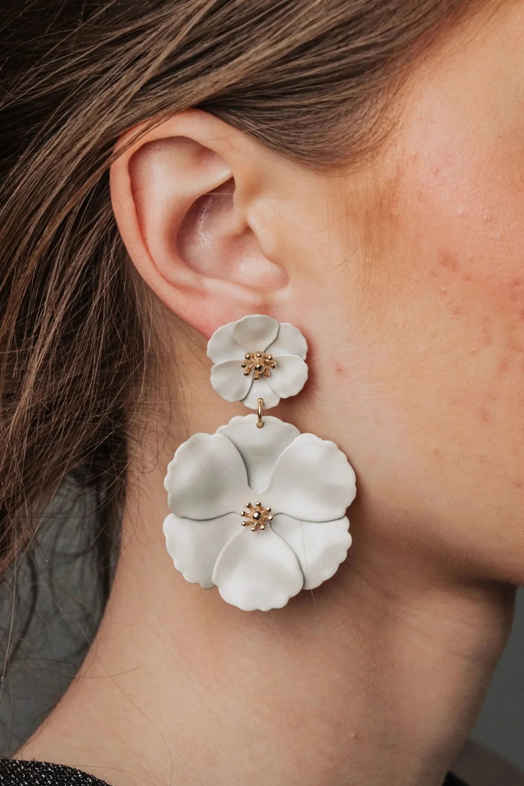 Hot BOW19 details Flower twin earrings, matt white