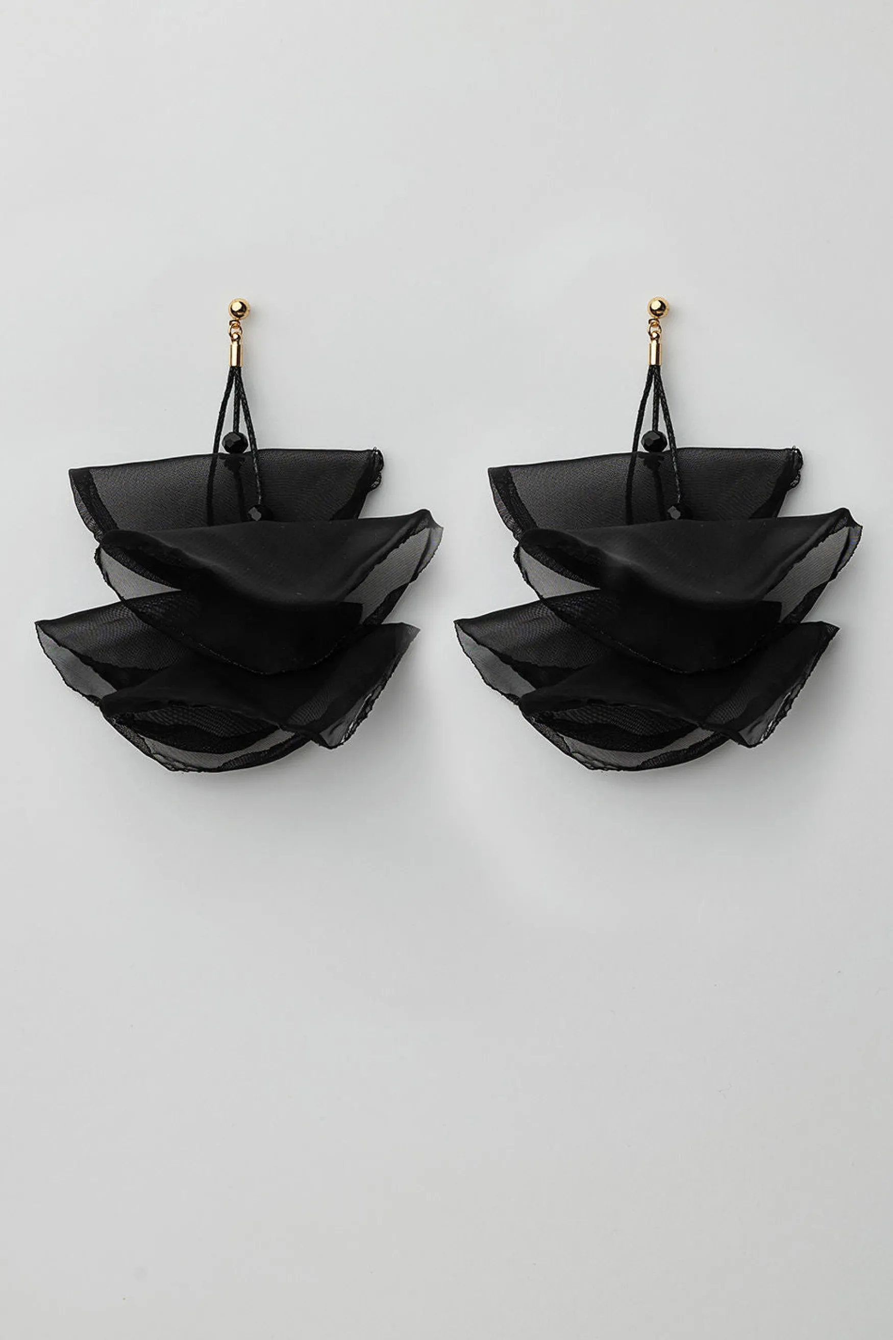 Fashion BOW19 details Flowy earrings, black w gold