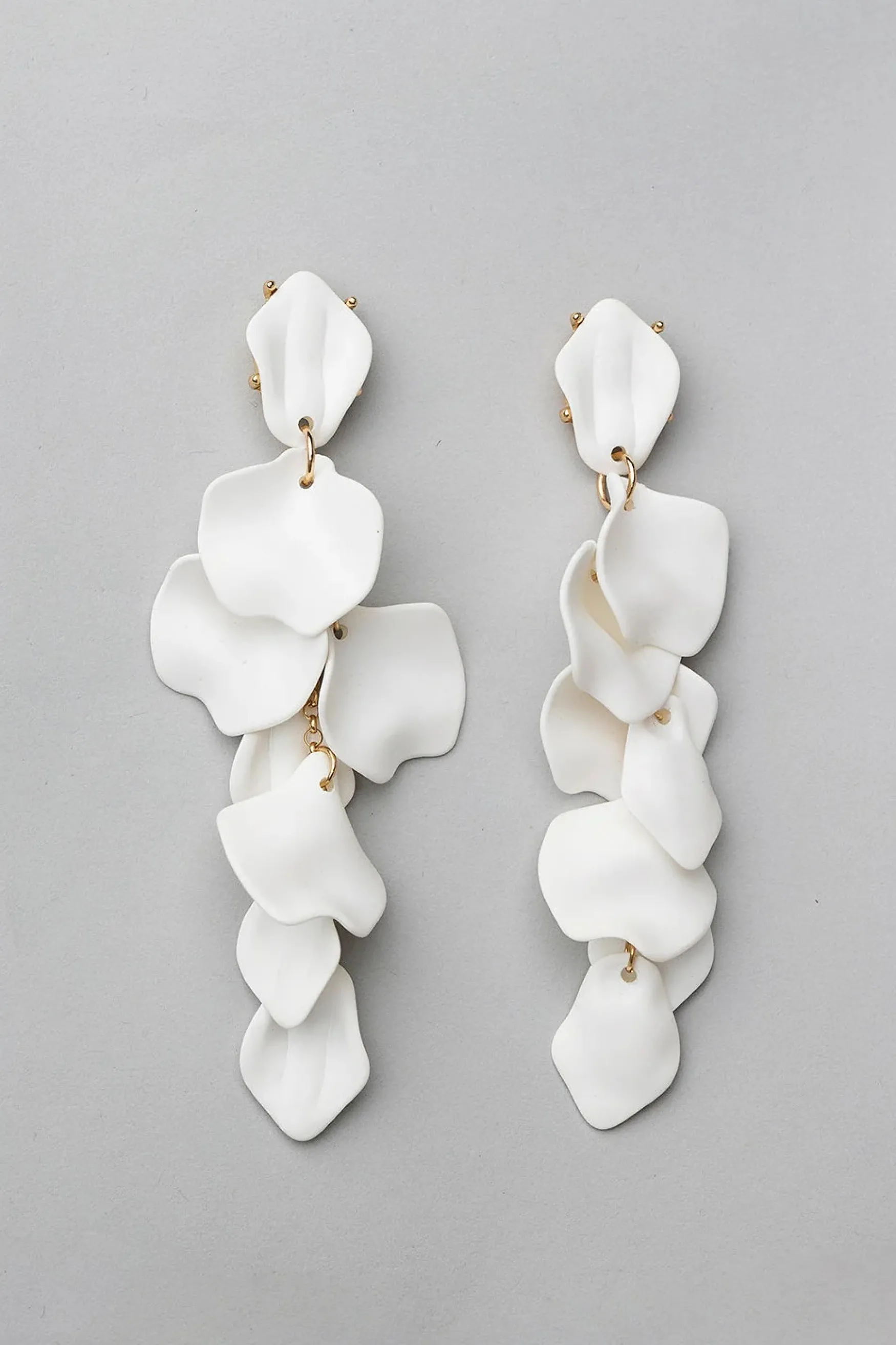 Sale BOW19 details Leaf earrings long, matt white