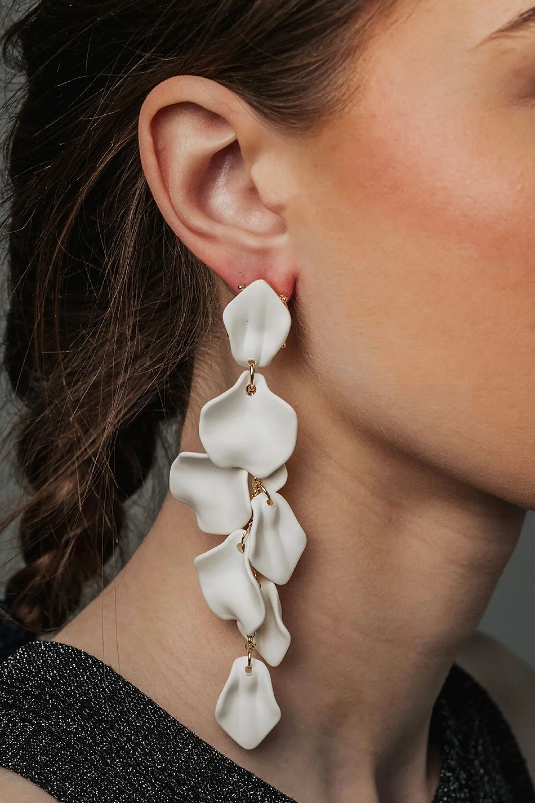 Sale BOW19 details Leaf earrings long, matt white