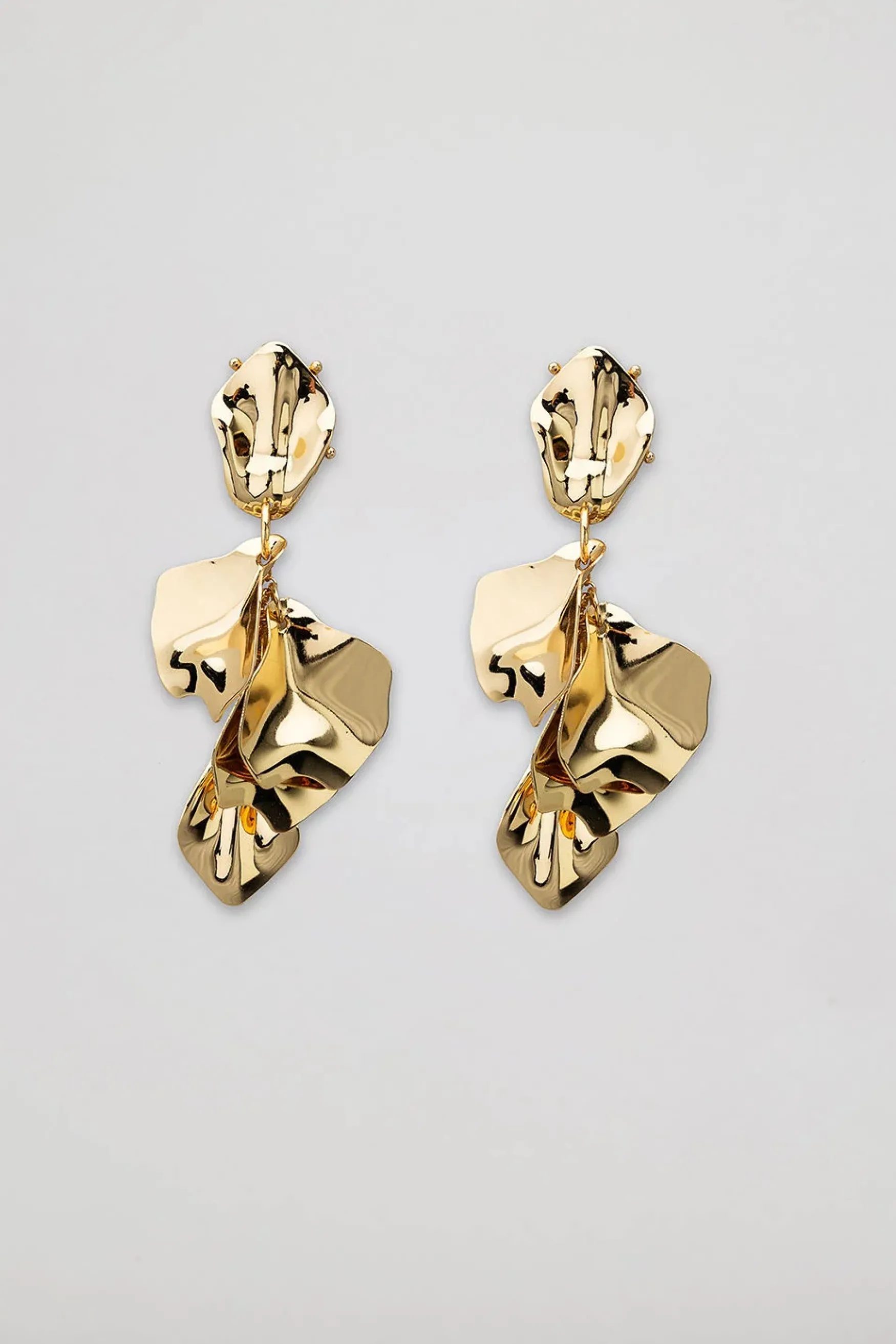 Online BOW19 details Leaf earrings, metallic gold