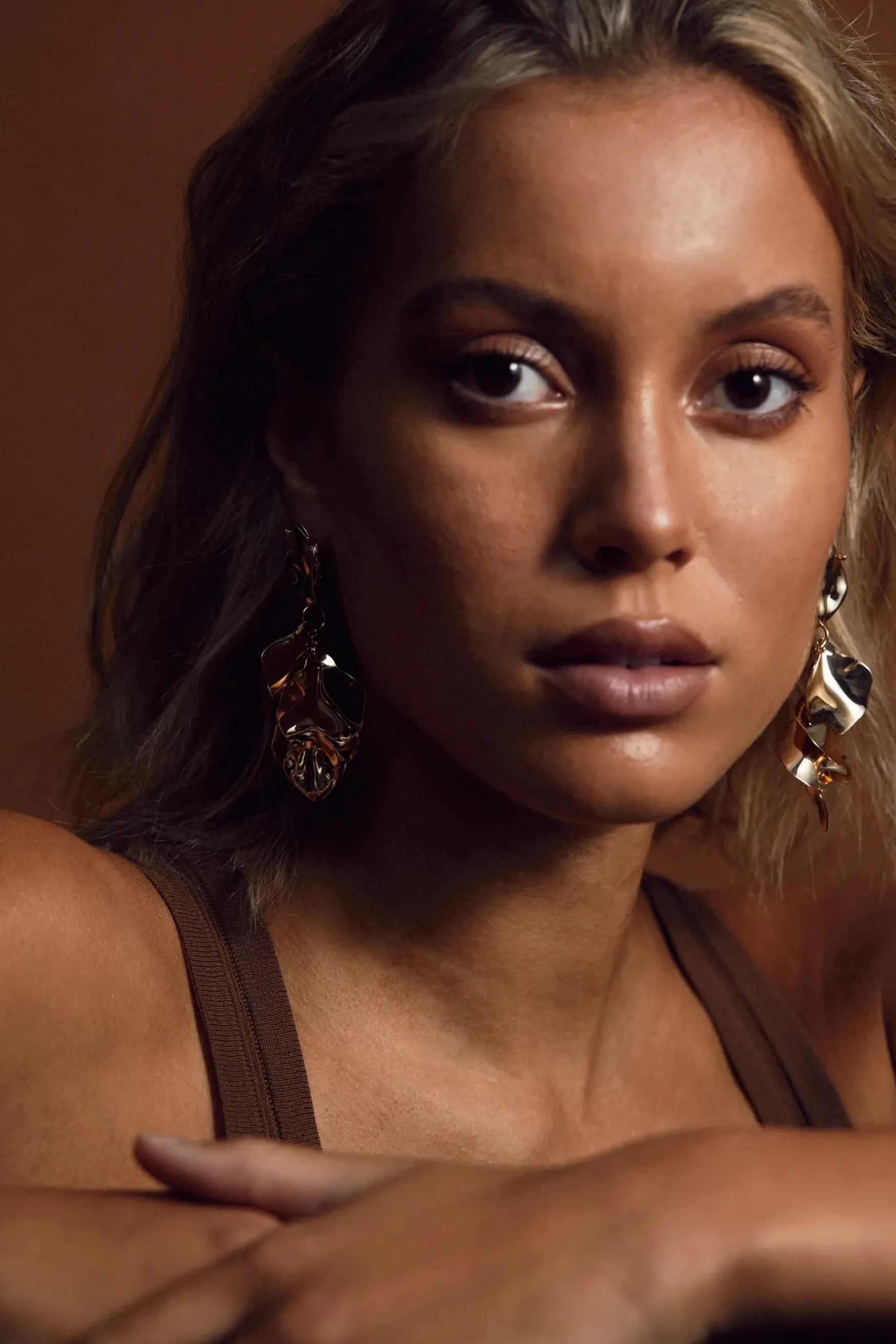 Online BOW19 details Leaf earrings, metallic gold