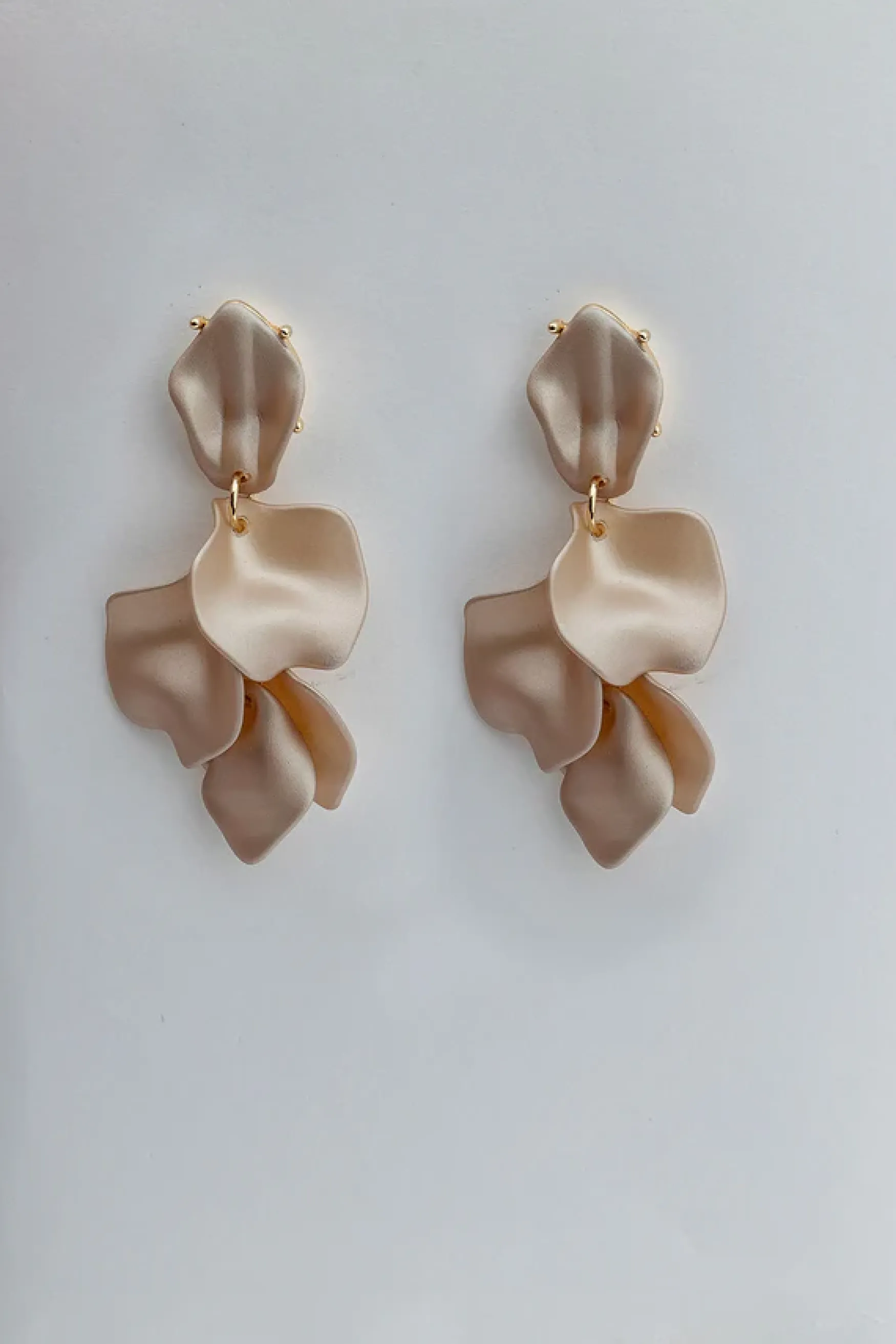 Hot BOW19 details Leaf earrings, pearl nougat