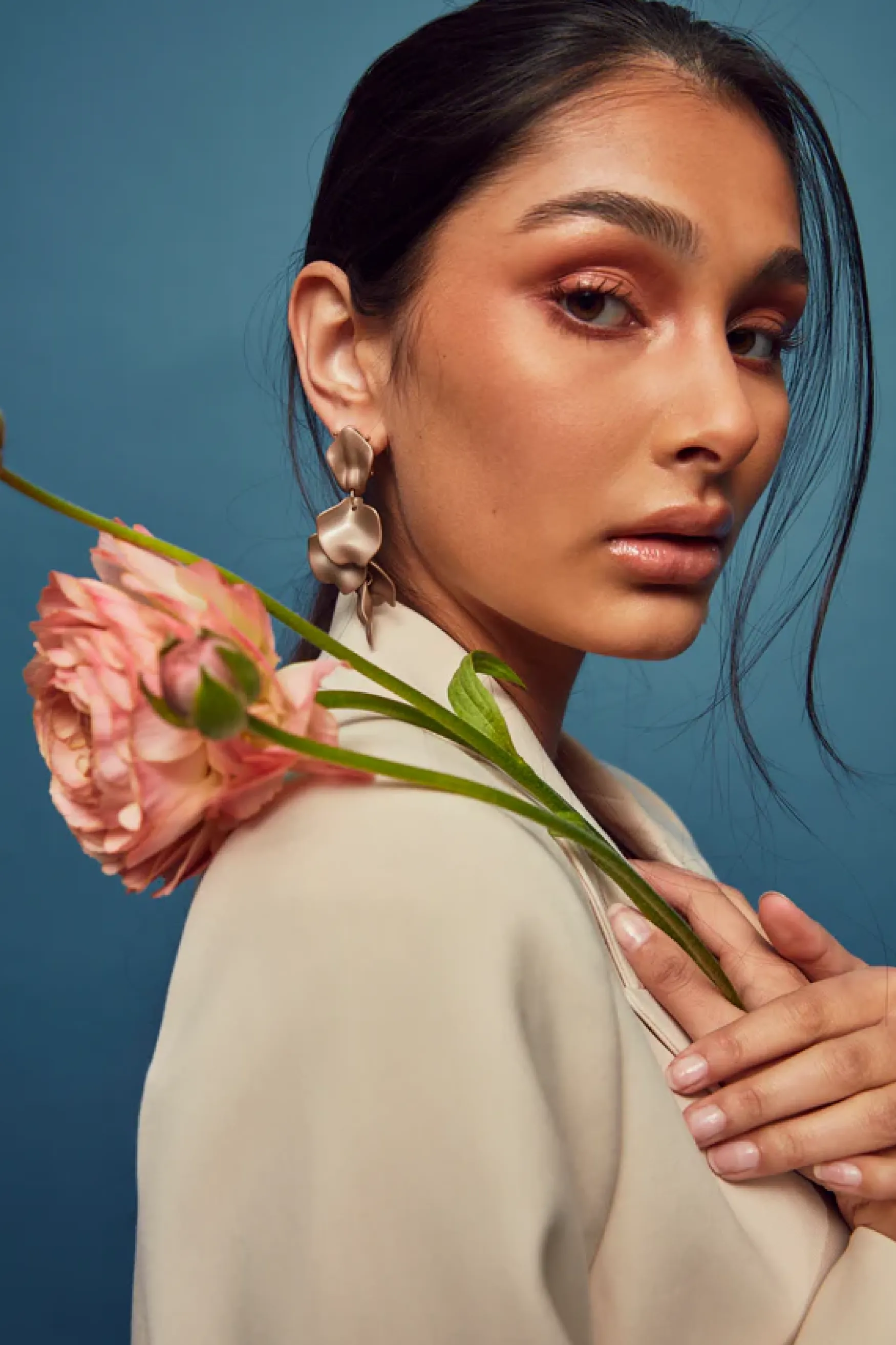 Hot BOW19 details Leaf earrings, pearl nougat