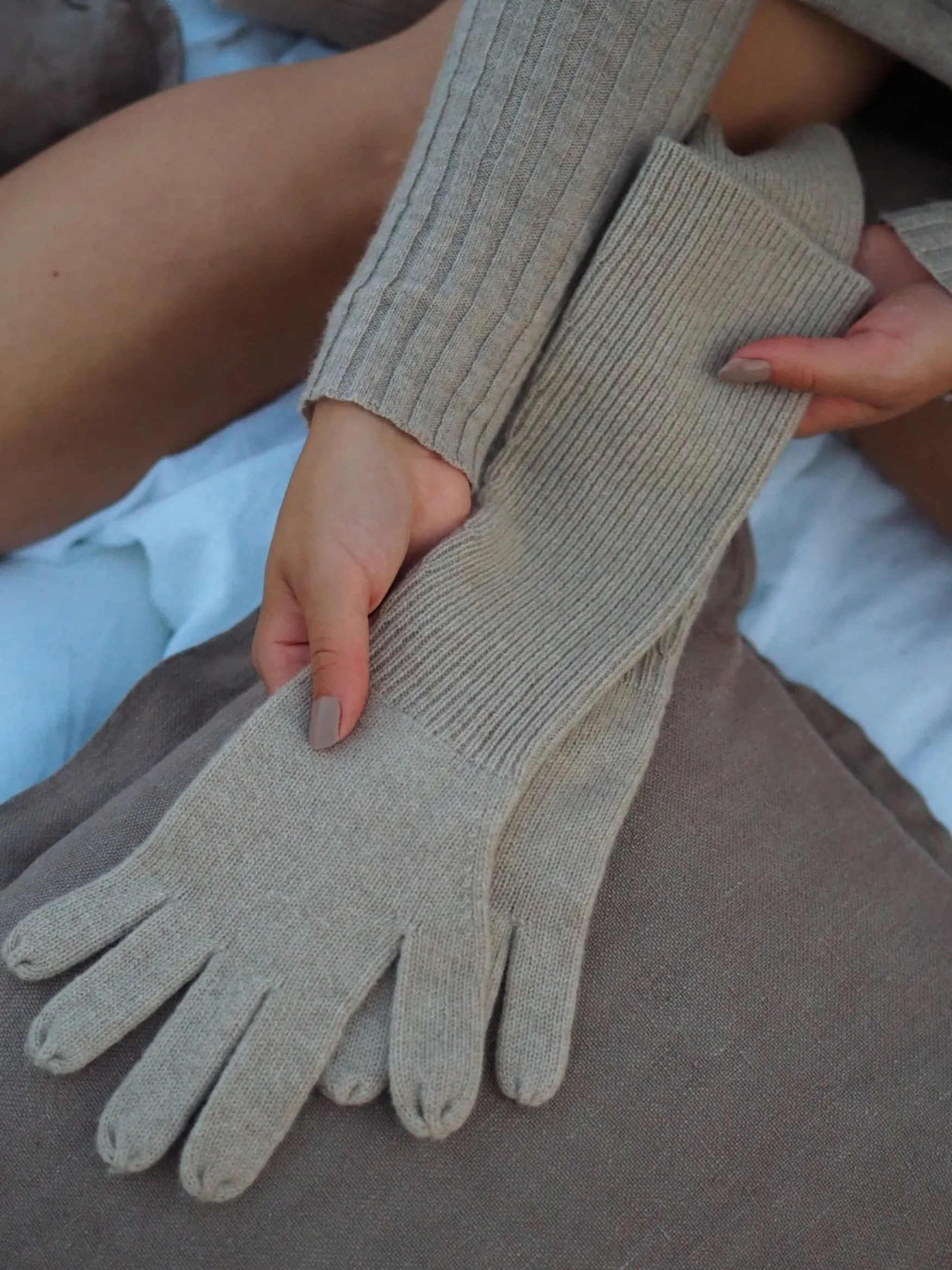 Discount Balmuir Olive cashmere gloves, spelt
