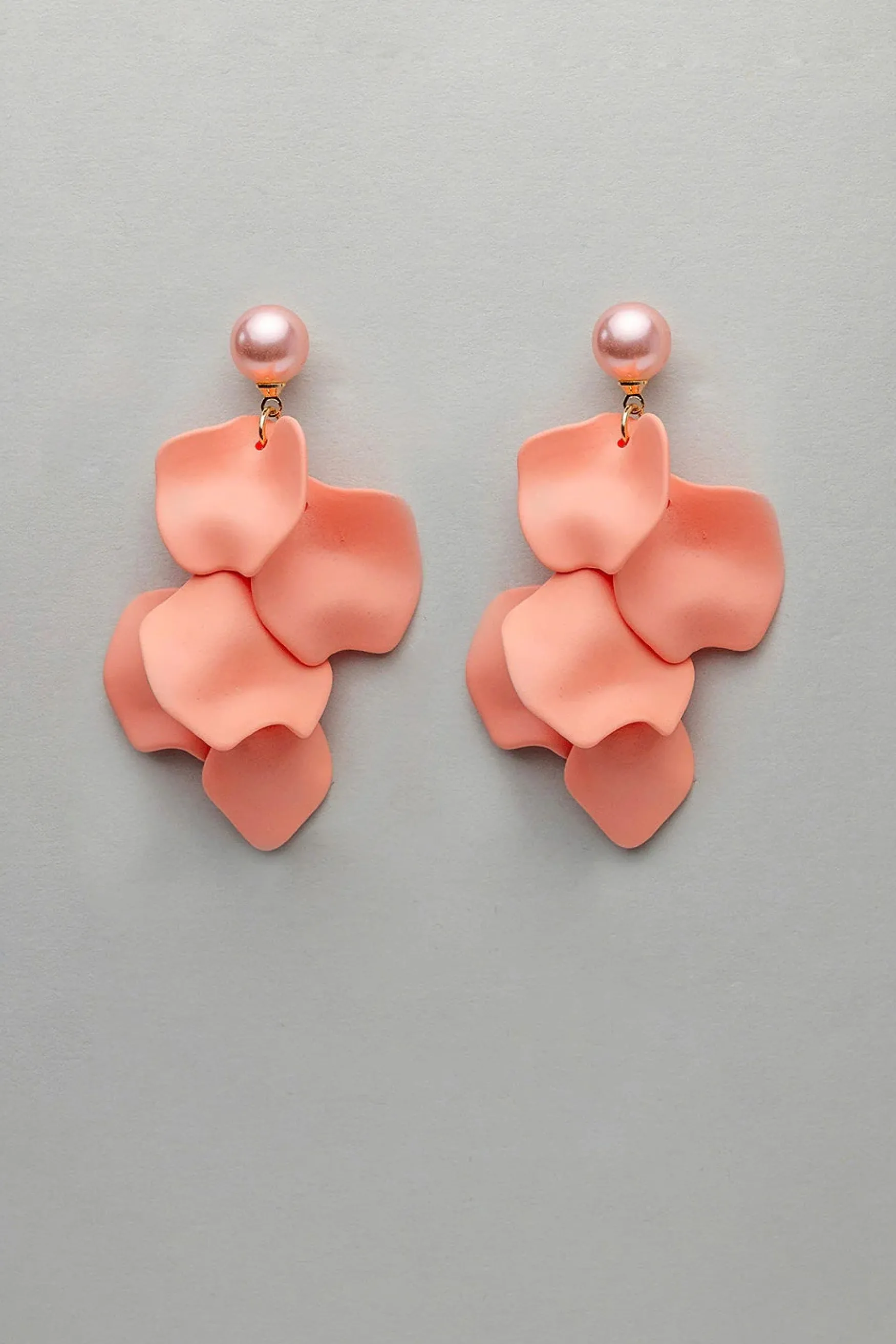 Online BOW19 details Pearl leaf earrings, coral