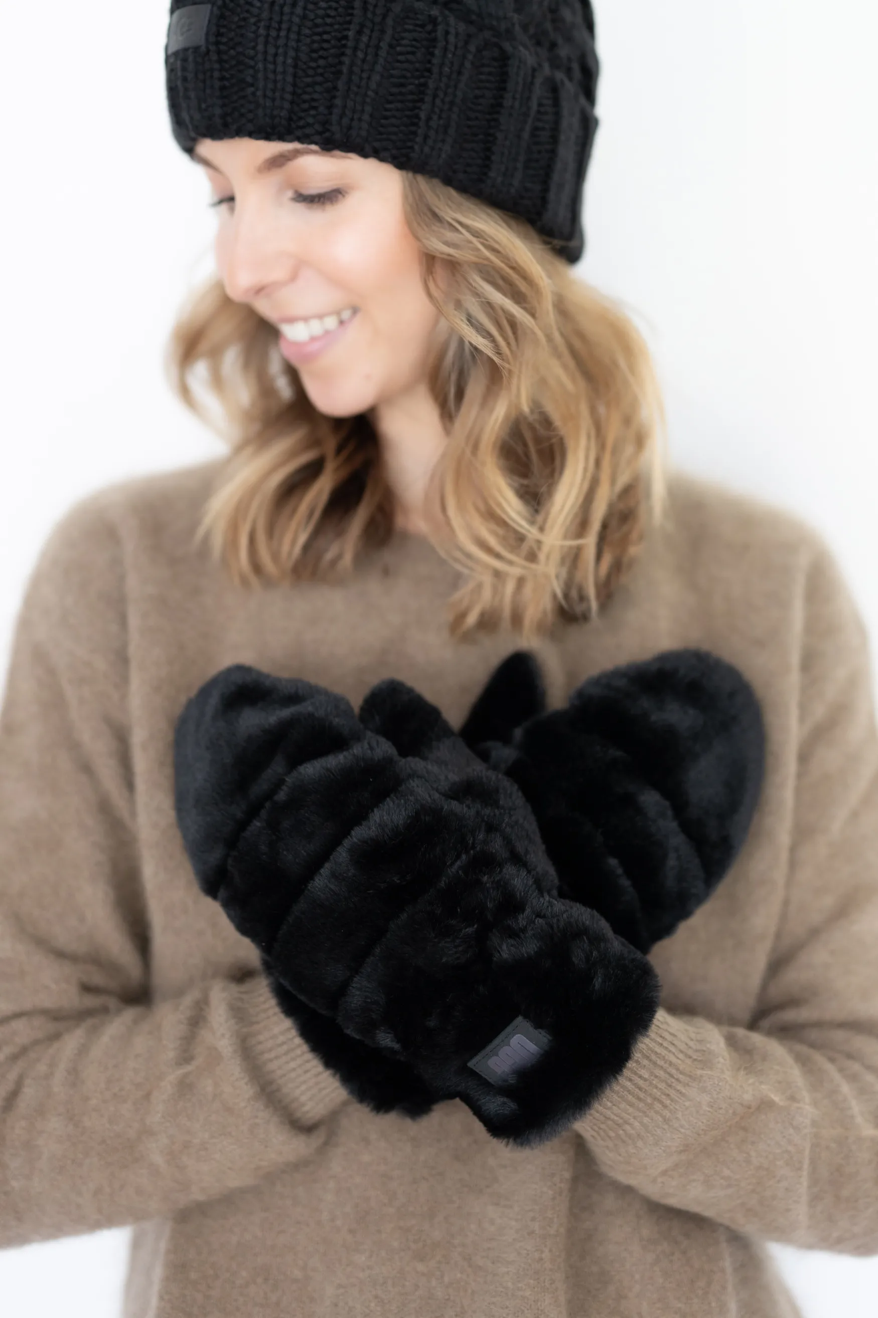 Online UGG Quilted faux fur mitten, black