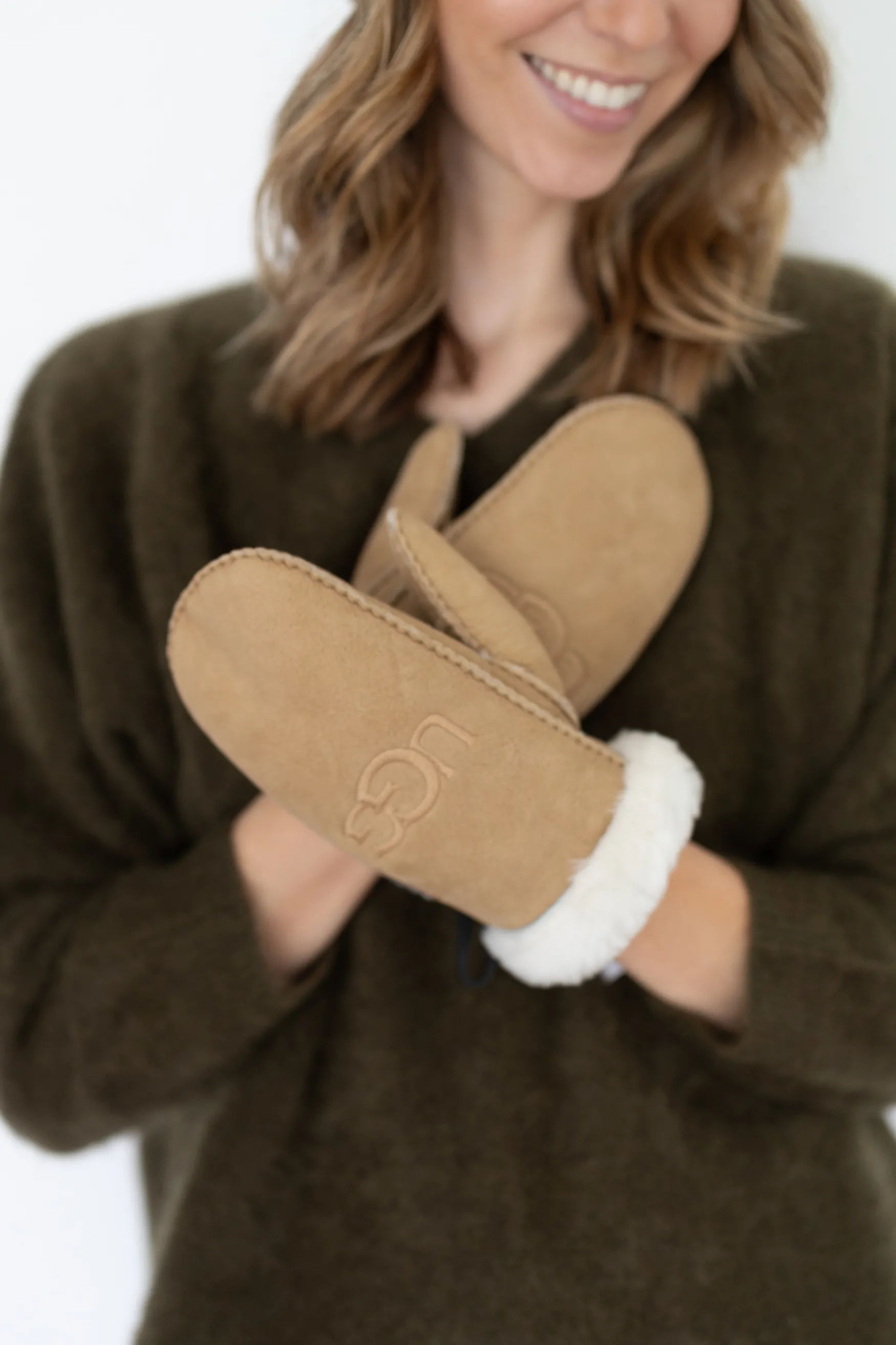 Discount UGG Sheepskin emb mitten, chestnut